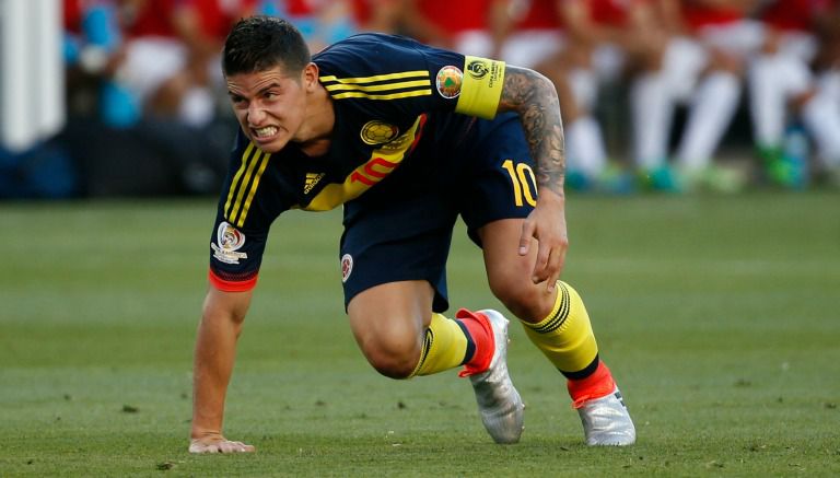 James se lamenta tras sufrir una falta