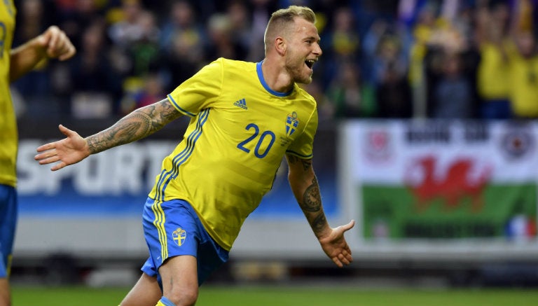 Jhon Guidetti celebra gol contra Gales