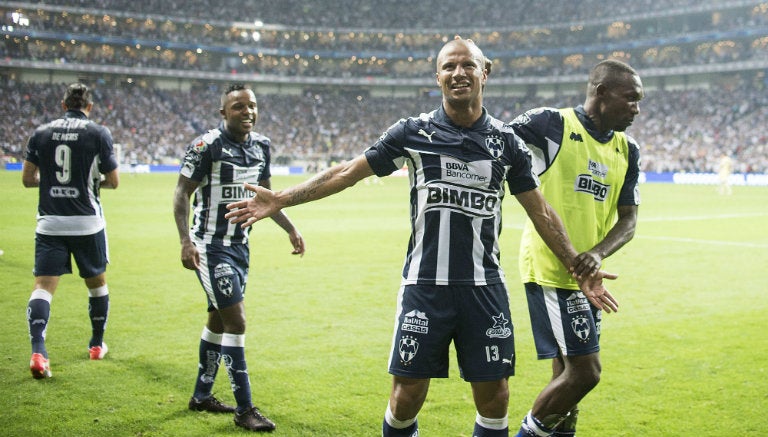 Carlos Sánchez festeja una anotación con Monterrey 