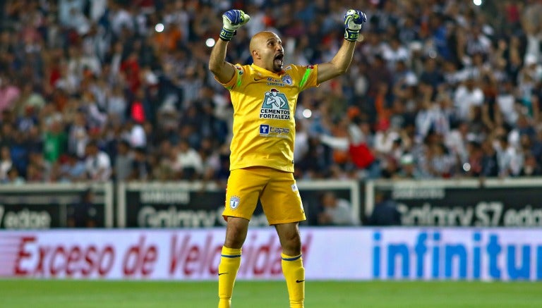 El Conejo Pérez celebra uno de los goles de Pachuca en la Final