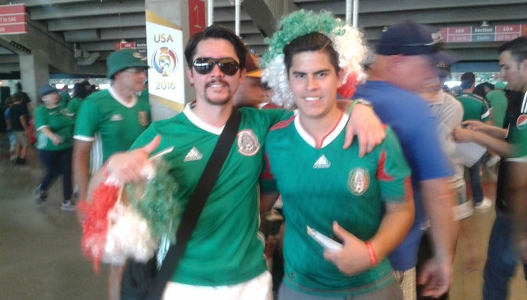 Rodolfo y su hermano en el estadio apoyando al Tri