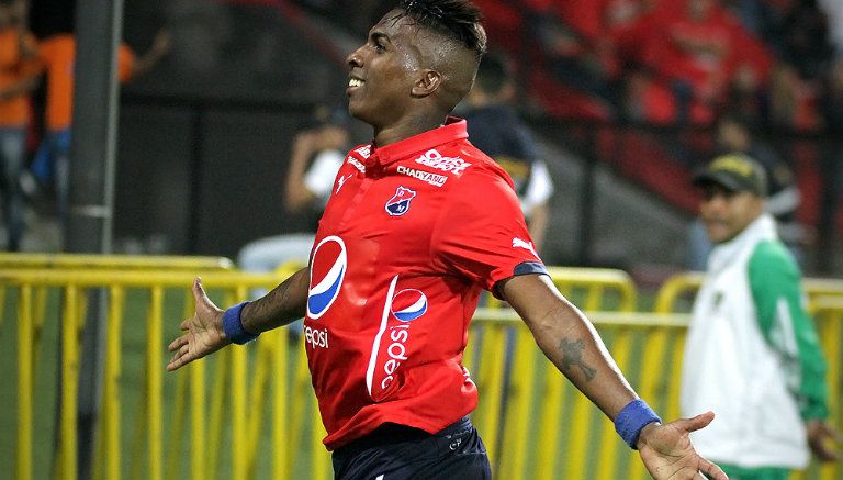 Arango festeja tras marcar un gol