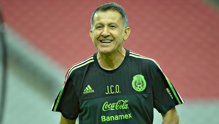 Juan Carlos Osorio dirige práctica del Tri