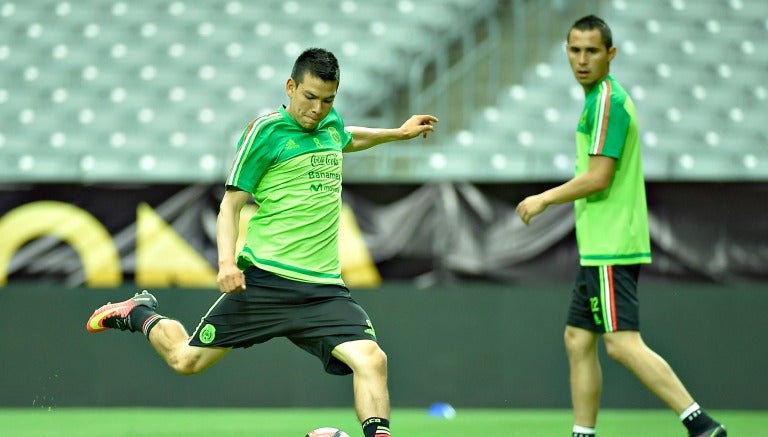 Hirving Lozano manda tiro en entrenamiento