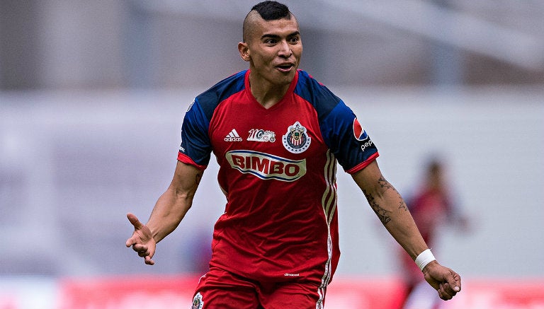 Orbelín festeja tras anotar con Chivas