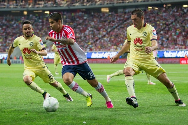 Javier López conduce un balón en el Clásico frente al América