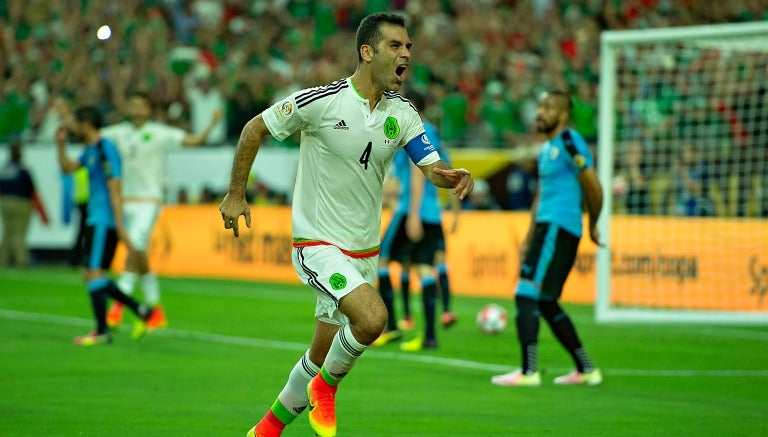 Rafa Márquez celebra su gol frente a Uruguay