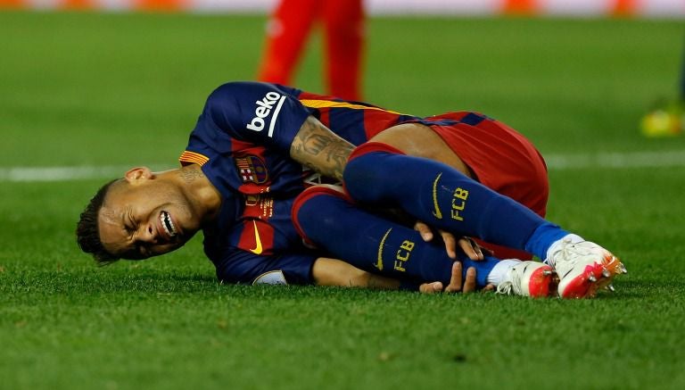 Neymar se lamenta por una falta en un partido