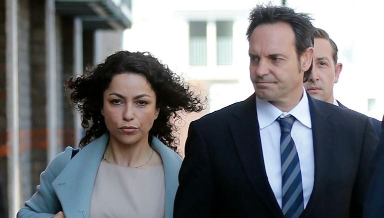 Eva Carneiro arriba al tribunal de la mano de su pareja