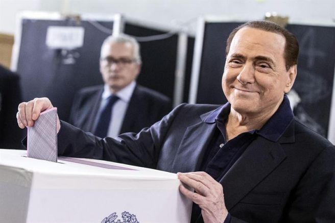 Silvio Berlusconi ejerce su voto en elecciones municipales