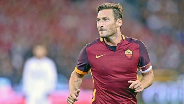 Francesco Totti, disputando un partido con La Loba