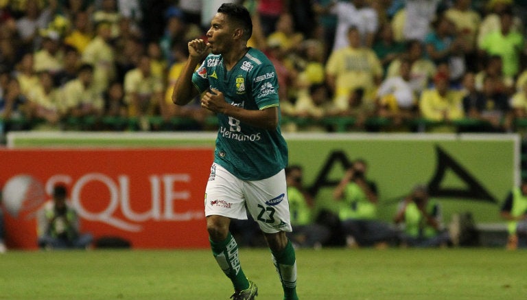 Gallito Vázquez celebra gol con León 