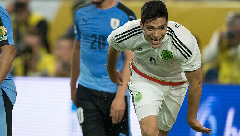 Raúl Jiménez celebra un gol de la Selección Mexicana