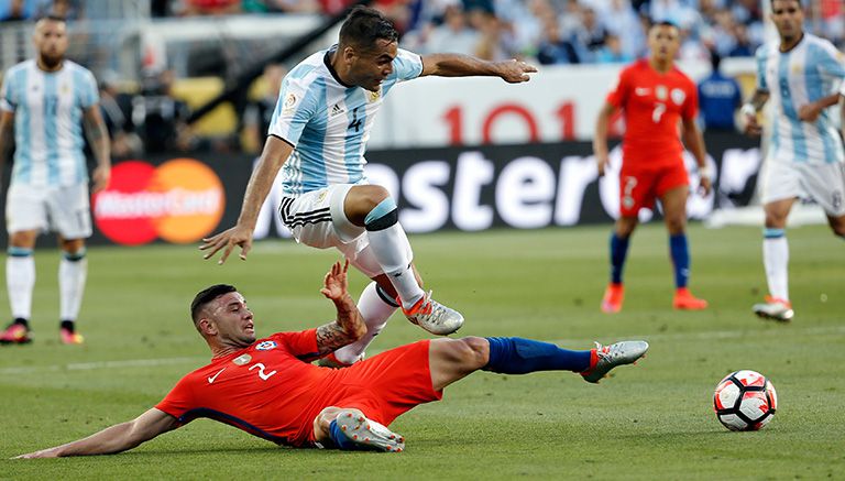 Mena, barriéndose por el balón en el duelo contra Argentina