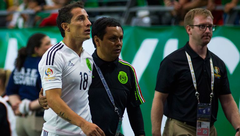 Guardado abandona el campo tras ser expulsado contra Uruguay