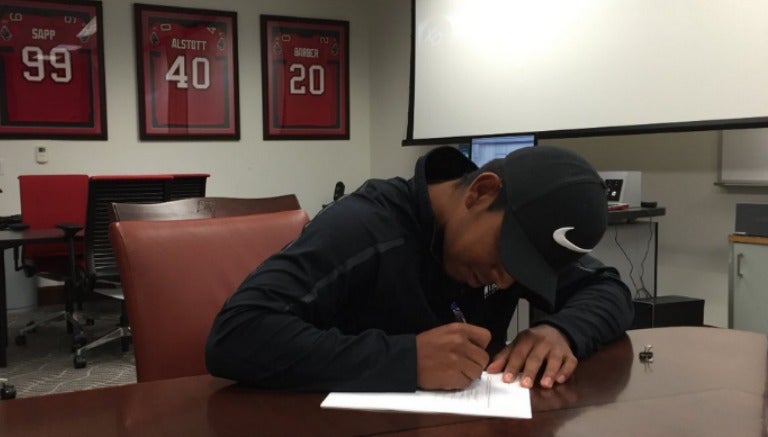 El jugador Roberto Aguayo firmando su contrato con Tampa Bay