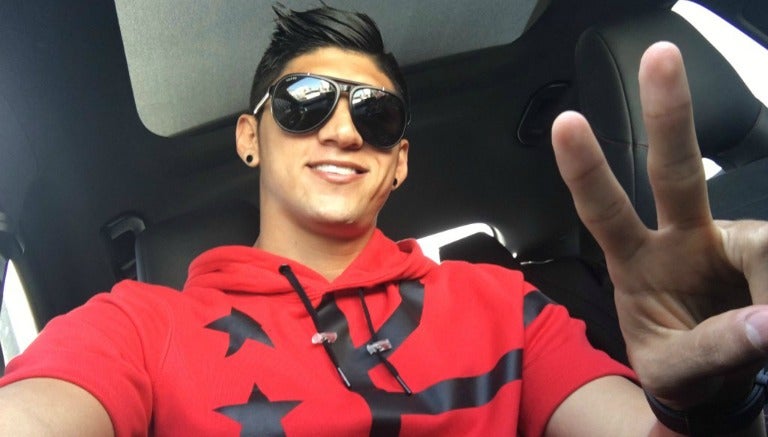 Alan Pulido tomando una selfie en su automóvil