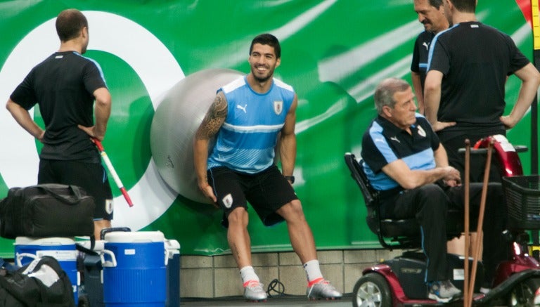 Luis Suárez sonriente en un entrenamiento de Uruguay