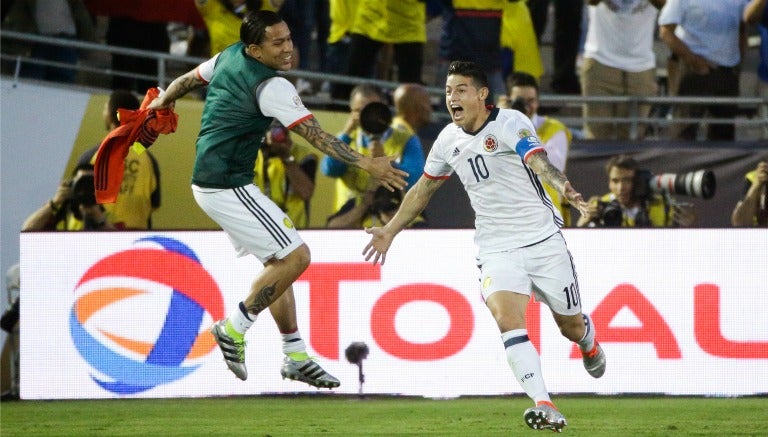 James corre para festejar su gol