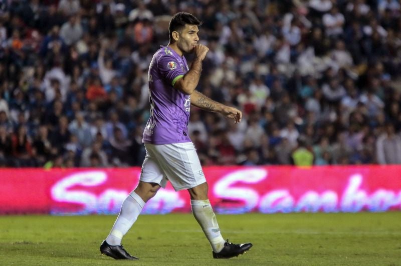 Silvio Romero celebra un gol con la playera de Chiapas