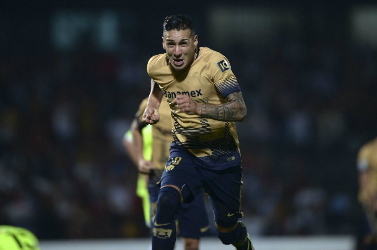 Ismael Sosa celebra un gol con Pumas