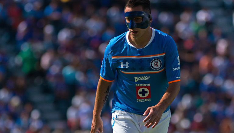 Chaco, enmascarado, juega en partido de Cruz Azul