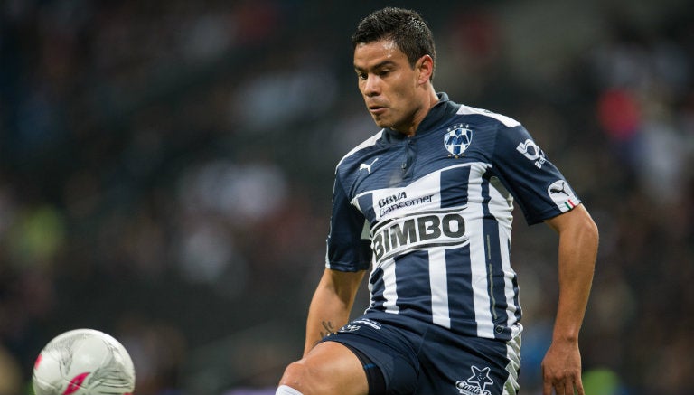 Pablo Barrera controla balón en juego con Monterrey