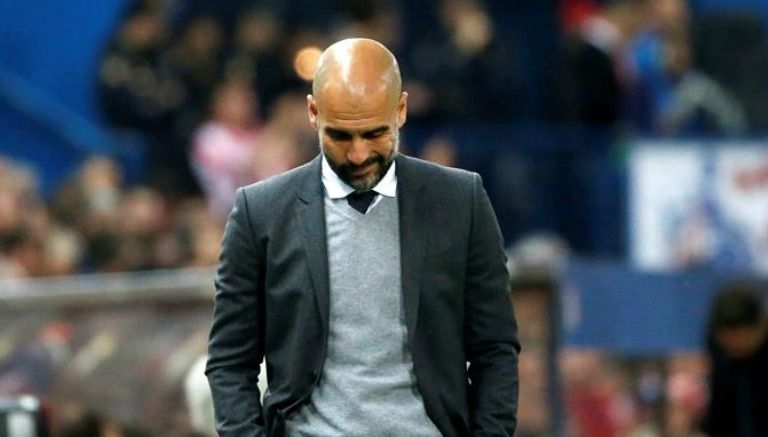 Pep Guardiola luce cabizbajo en un partido