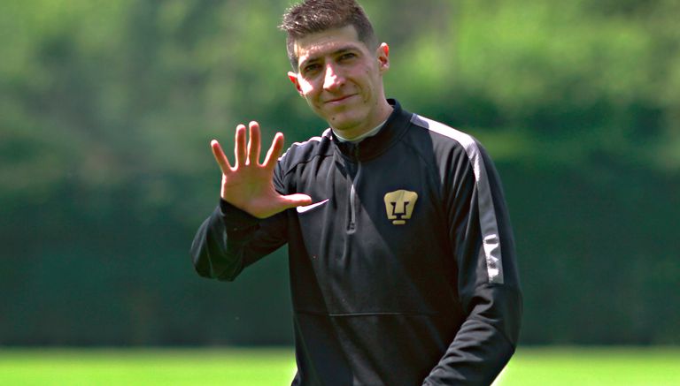 Pikolín Palacios saluda en entrenamiento de Pumas