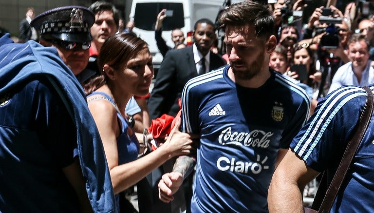 El astro argentino, Lionel Messi, es abordado por una aficionada mexicana