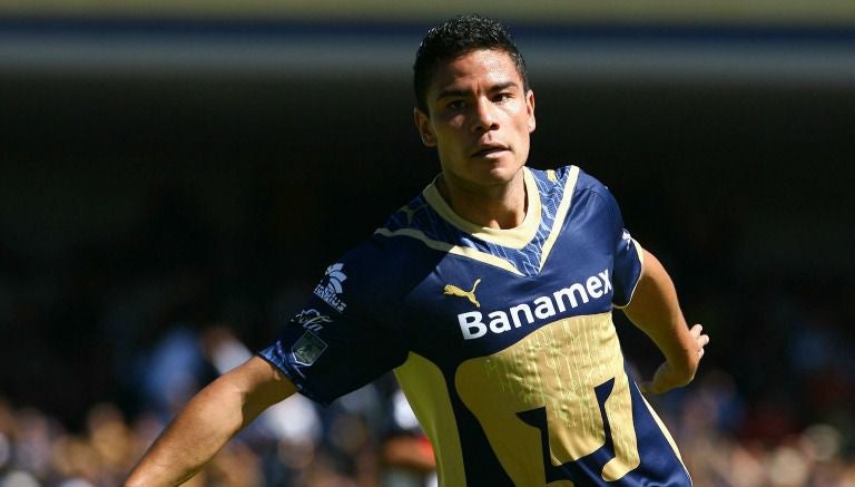 Pablo Barrera festeja un gol con Pumas