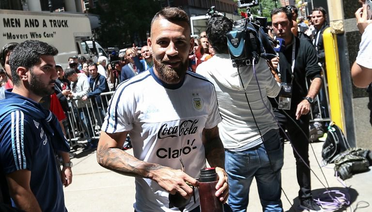 Nicolás Otamendi arribando a un hotel en Chicago