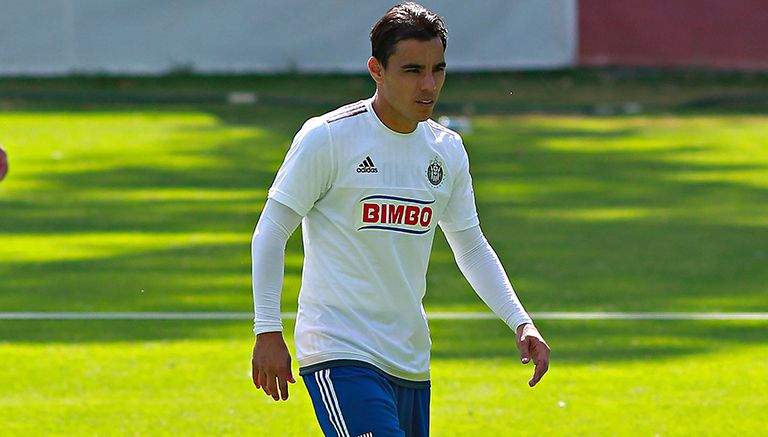 Omar Bravo en un práctica con las Chivas