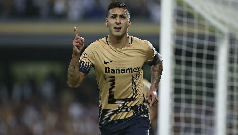 Ismael Sosa festeja un gol con Pumas