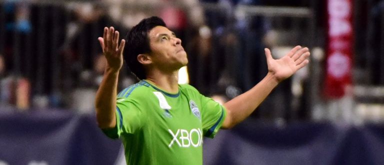 Pineda entra al campo en un juego del Seattle Sounders