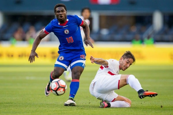 El jugador de Haití Jeff Louis pelea un balón en el juego frente a Perú