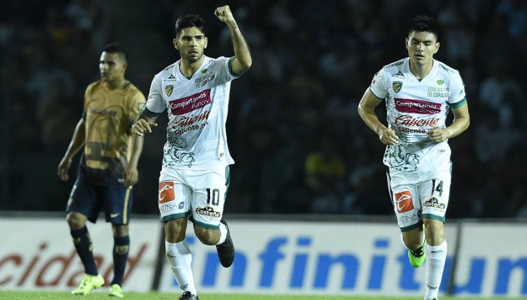 Silvio Romero festeja tras anotar con Jaguares