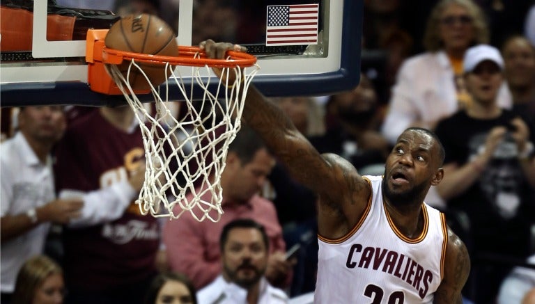 James logra clavar la pelota