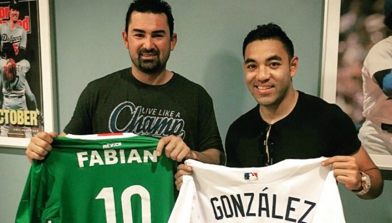 González y Fabián posan con las camisetas