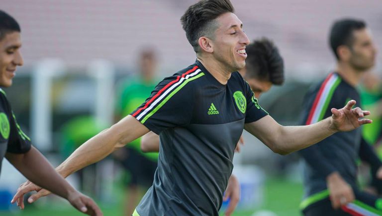 Héctor Herrera sonríe en entrenamiento del Tri