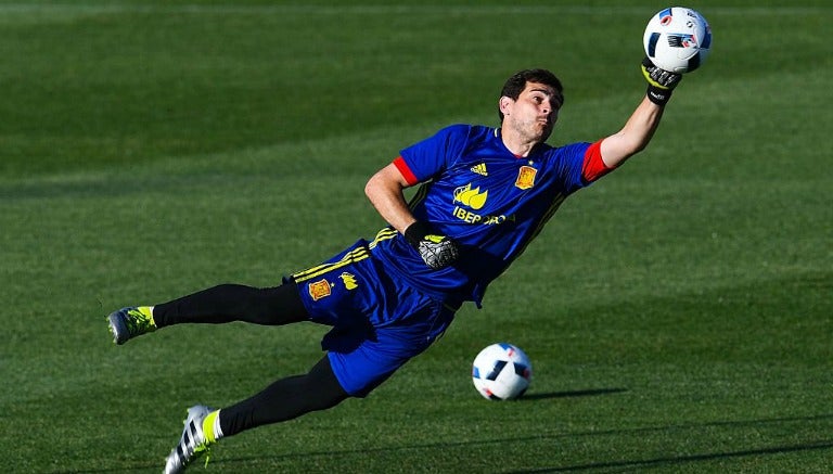 Iker Casillas se lanza por el balón durante un entrenamiento con España