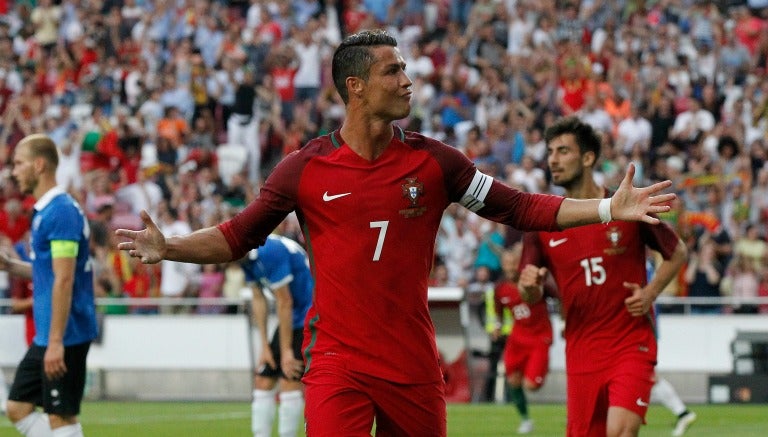 CR7 celebra uno de sus goles en el partido de Portugal contra Estonia