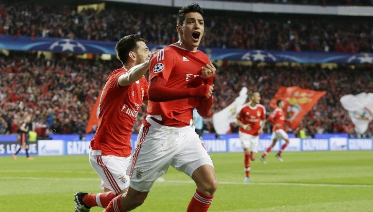 Raúl Jiménez celebra una anotación con el Benfica