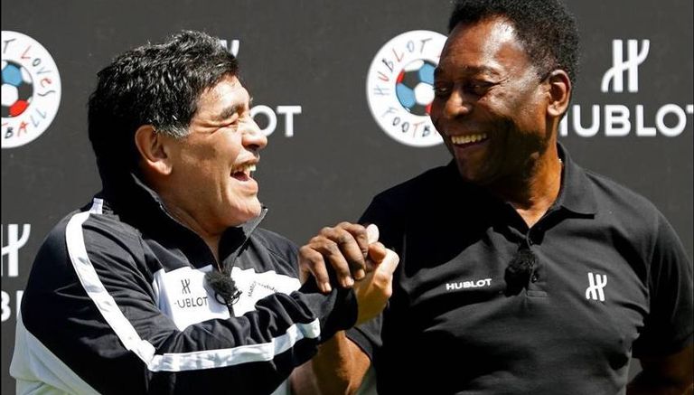 Maradona y Pelé se saludan amistosamente