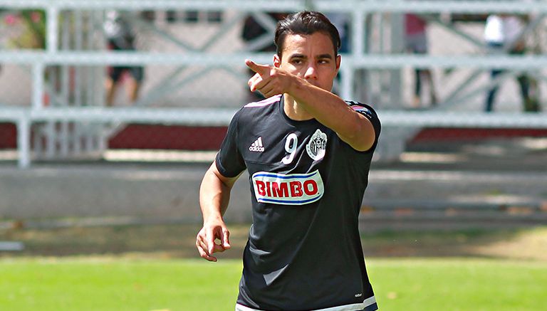 Omar Bravo, entrenando con las Chivas