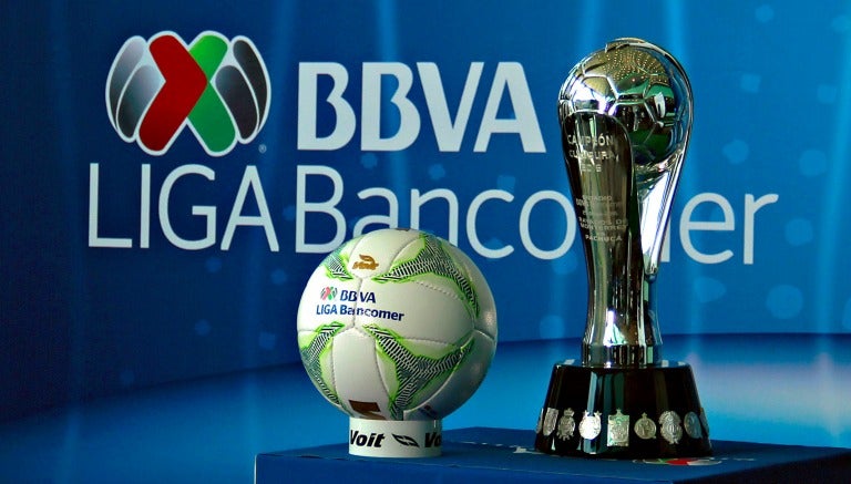 Trofeo y balón de la Liga MX