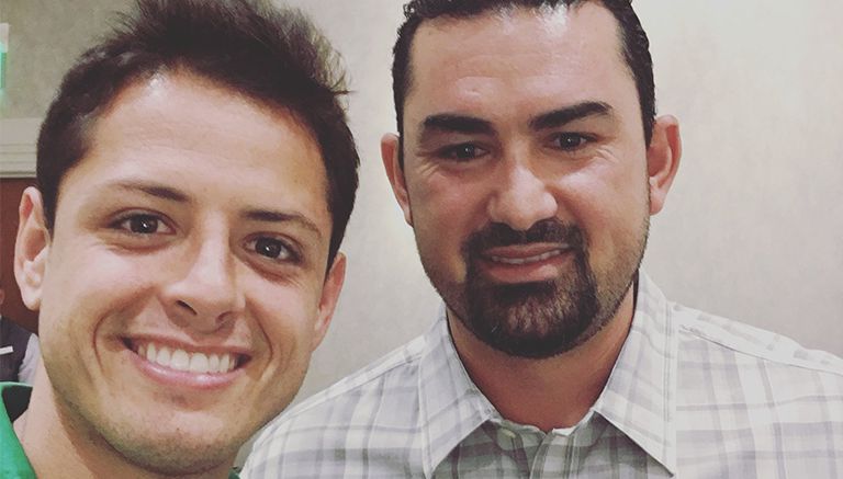 Chicharito se toma selfie con Adrián González