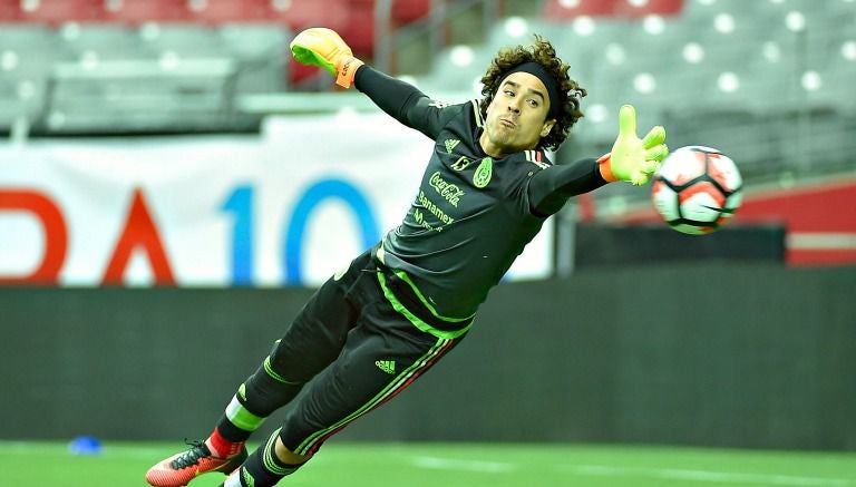 Guillermo Ochoa en un entrenamiento de México