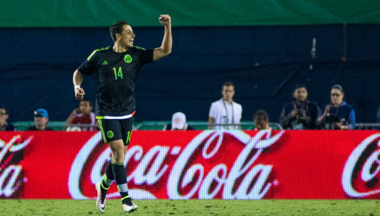 Javier Hernández festeja un gol con el Tri