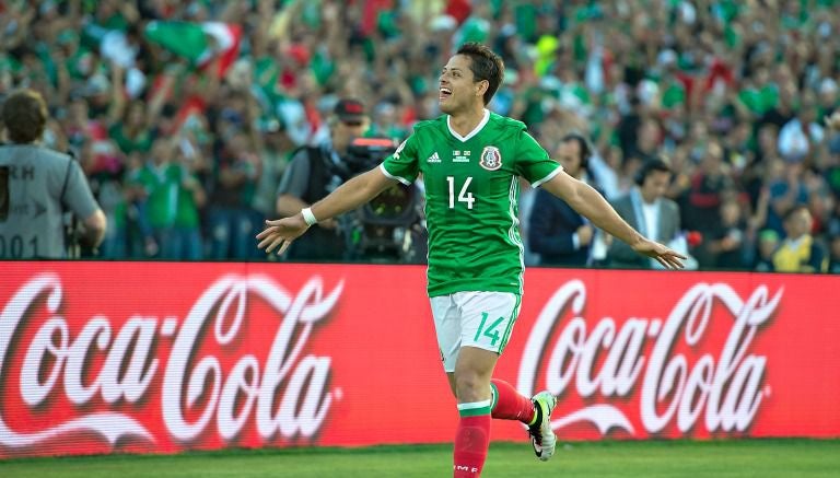 Chicharito festeja su gol contra Jamaica